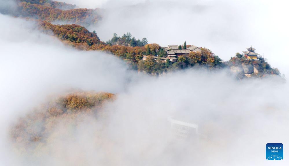 Foto dron bertarikh 22 Oktober 2026 ini menunjukkan Gunung Kongtong dibaluti awan di bandar Pingliang, provinsi Gansu, barat laut China. (Foto oleh Wang Yi/Xinhua)