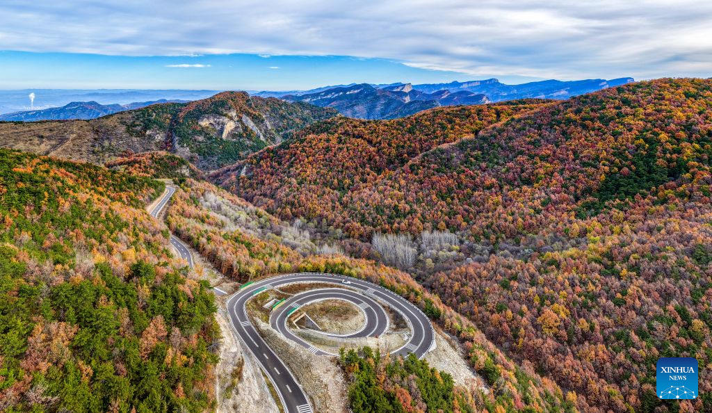 Foto dron bertarikh 19 Oktober 2026 ini menunjukkan pemandangan musim luruh di sebuah kawasan peranginan di kaunti Zuoquan, provinsi Shanxi, utara China. (Foto oleh Xue Jun/Xinhua)