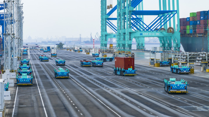 Foto dron bertarikh 19 Jun 2025 ini menunjukkan robot pengangkutan pintar di sebuah terminal kontena di Pelabuhan Tianjin, utara China. (Xinhua/Zhao Zishuo)