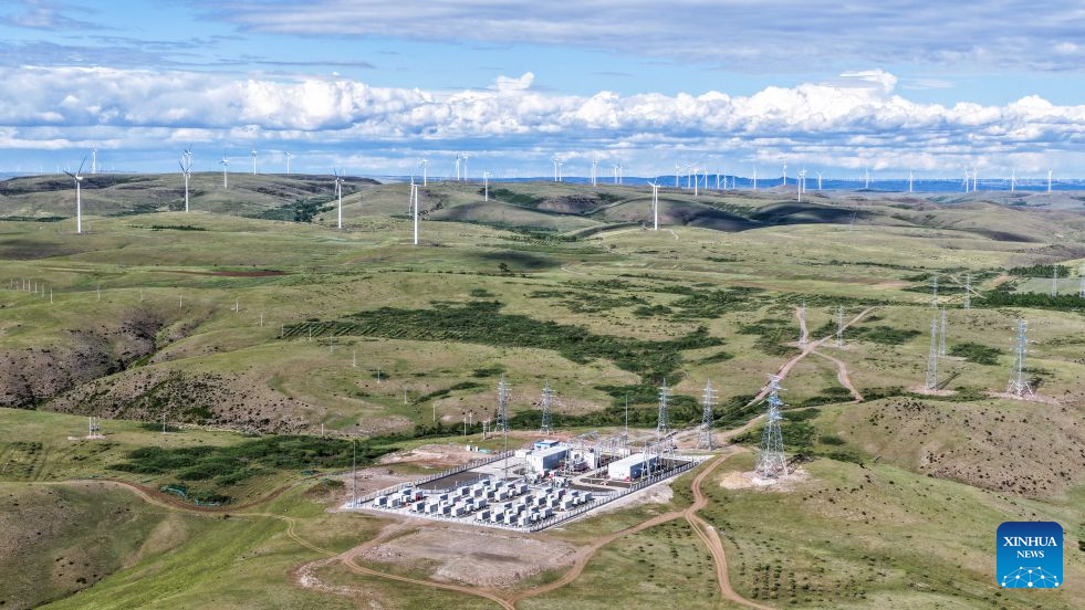 Foto dron bertarikh 9 Jun 2026 menunjukkan sebuah ladang angin dan stesen simpanan kuasa di Ulanqab, wilayah autonomi Mongolia Dalam, utara China. (Xinhua/Lian Zhen)