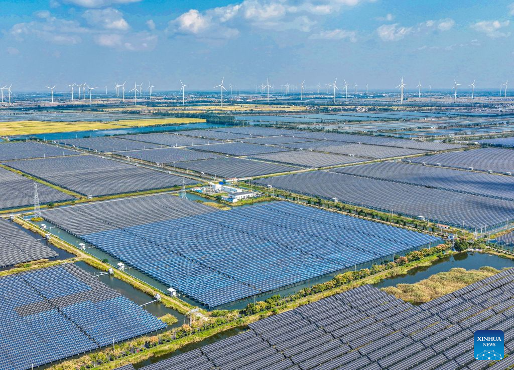 Foto dron bertarikh 27 Oktober 2026 menunjukkan satu projek perikanan dan fotovolta bersepadu serta sebuah ladang angin di kaunti Baoying, provinsi Jiangsu, timur China. (Foto oleh Ren Fei/Xinhua)