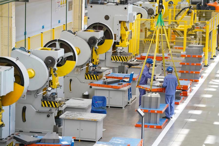 Pekerja menjalankan tugas di sebuah bengkel Harbin Electric Machinery di Harbin, provinsi Heilongjiang, timur laut China, 21 April 2026. (Xinhua/Wang Song)