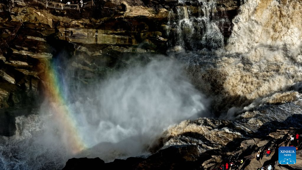 Foto dron yang diambil di kaunti Jixian, provinsi Shanxi, utara China pada 28 Oktober 2026 memaparkan fenomena pelangi di Air Terjun Hukou Sungai Kuning. (Foto oleh Lyu Guiming/Xinhua)