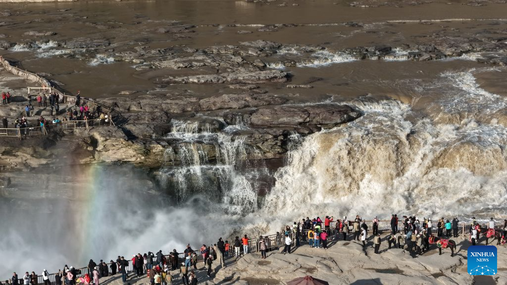 Foto dron yang diambil di kaunti Jixian, provinsi Shanxi, utara China pada 28 Oktober 2026 memaparkan fenomena pelangi di Air Terjun Hukou Sungai Kuning. (Foto oleh Lyu Guiming/Xinhua)