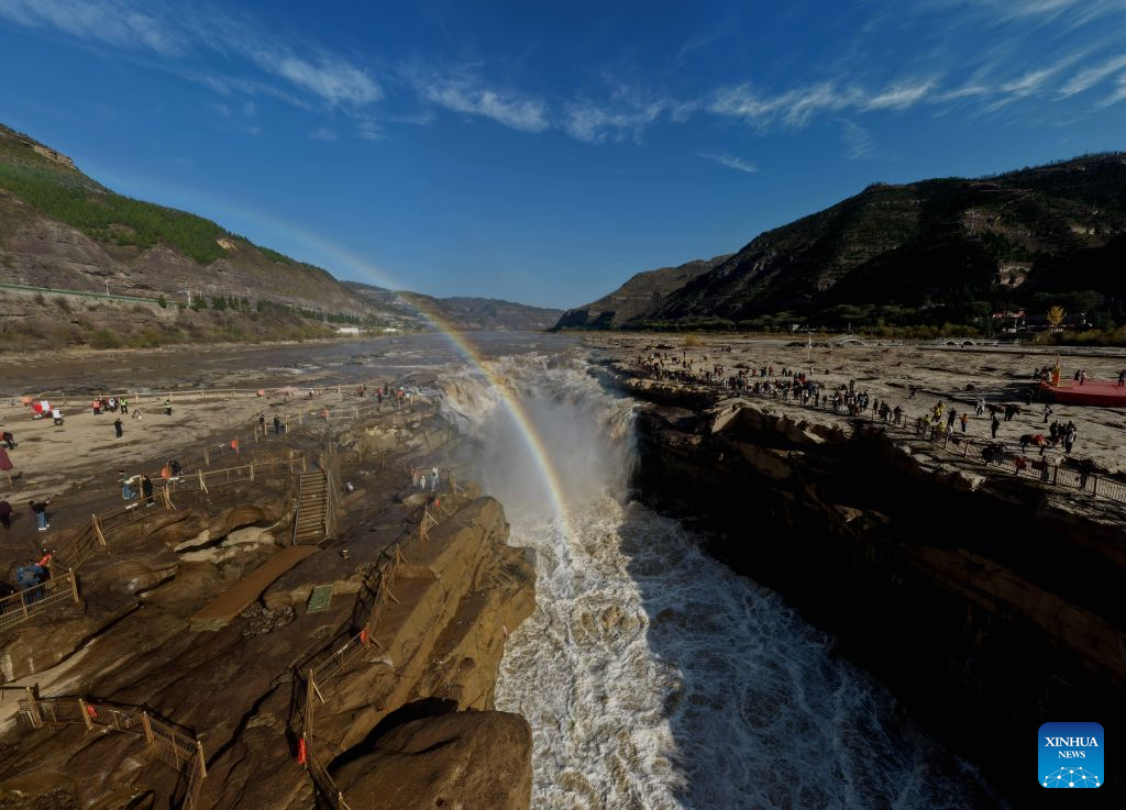 Foto dron yang diambil di kaunti Jixian, provinsi Shanxi, utara China pada 28 Oktober 2026 memaparkan fenomena pelangi di Air Terjun Hukou Sungai Kuning. (Foto oleh Lyu Guiming/Xinhua)