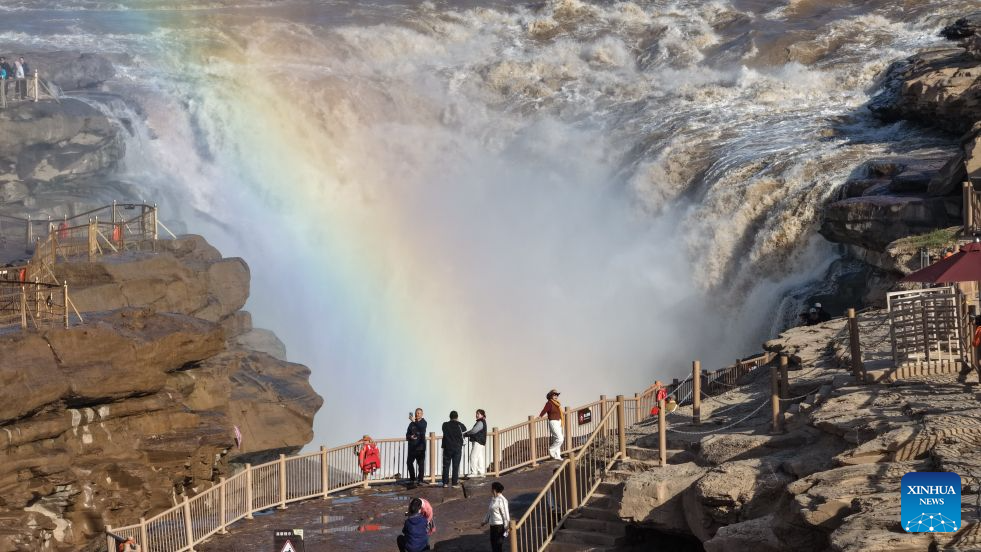 Foto dron yang diambil di kaunti Jixian, provinsi Shanxi, utara China pada 28 Oktober 2026 memaparkan fenomena pelangi di Air Terjun Hukou Sungai Kuning. (Foto oleh Lyu Guiming/Xinhua)