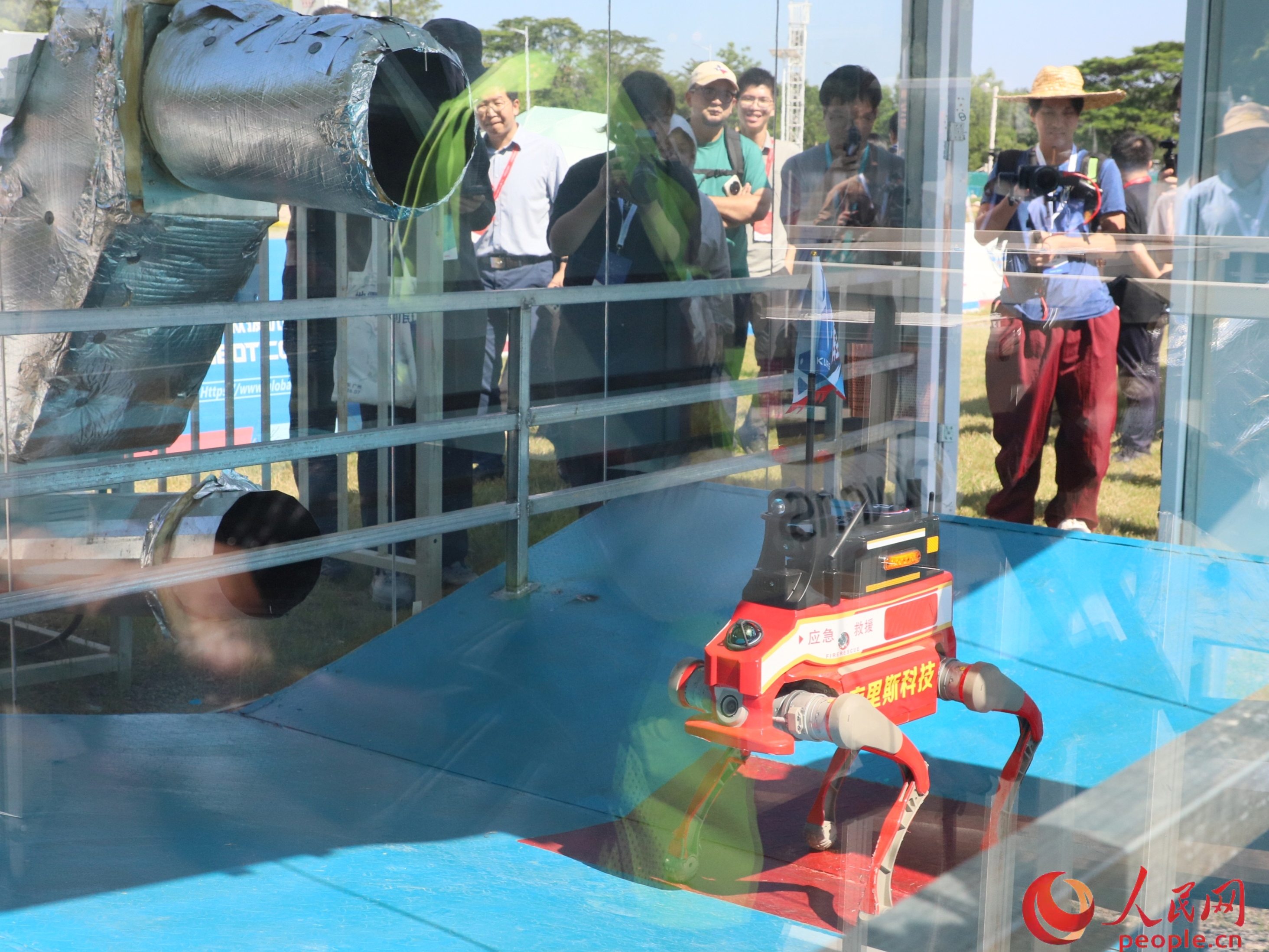 Anjing robot menjalani ujian suhu tinggi dalam sebuah bilik yang suhunya dapat mencapai sekitar 140 darjah Celsius semasa pusingan akhir Pertandingan Robot Penyelamat Kecemasan Keselamatan Negara 2026 di Guangzhou, provinsi Guangdong, selatan China. (People's Daily Online/Yang Jiannan)
