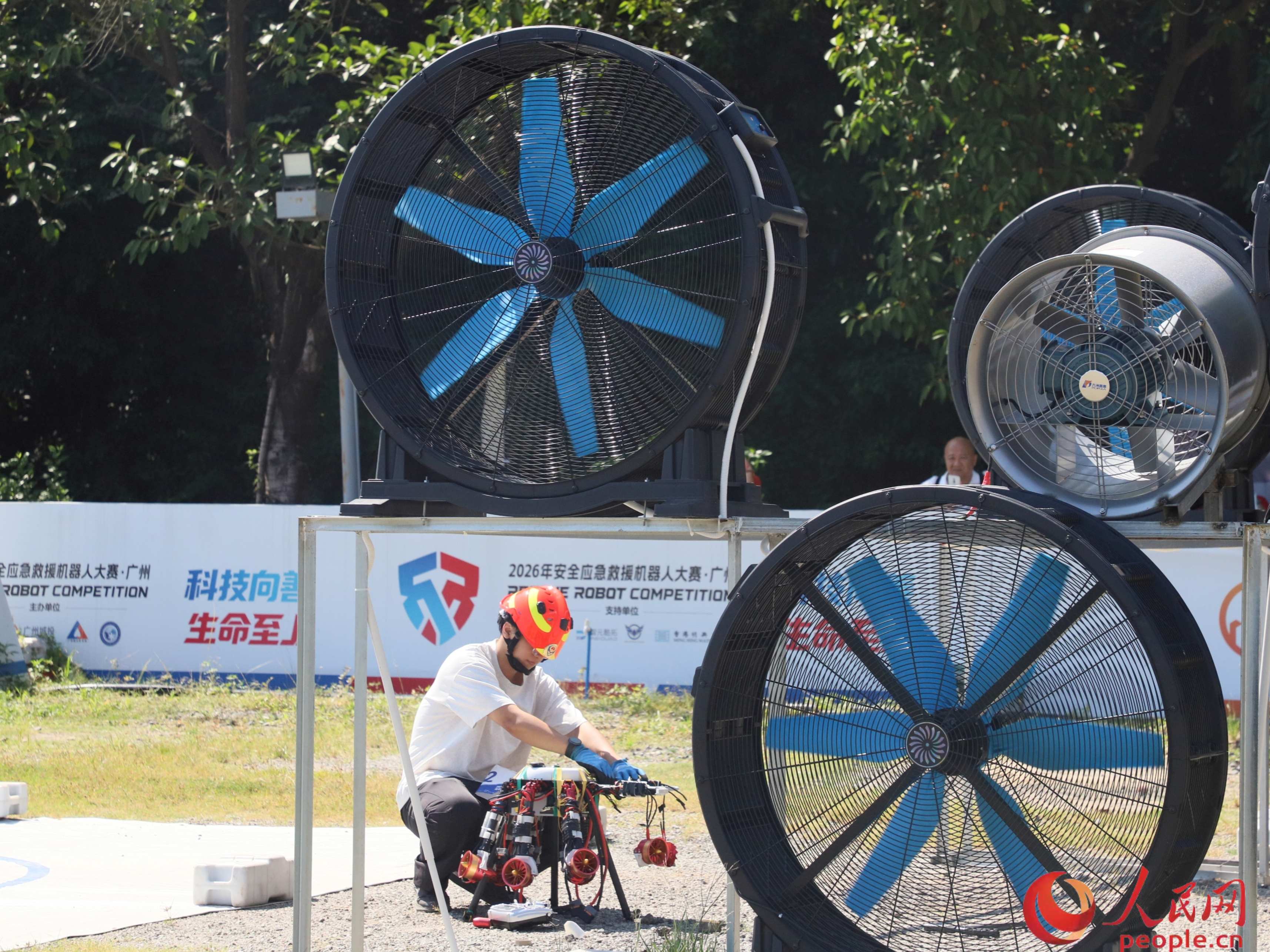 Seorang peserta menyelaraskan sebuah dron di tapak pertandingan semasa pusingan akhir Pertandingan Robot Penyelamat Kecemasan Keselamatan Negara 2026 di Guangzhou, provinsi Guangdong, selatan China. (People's Daily Online/Yang Jiannan)