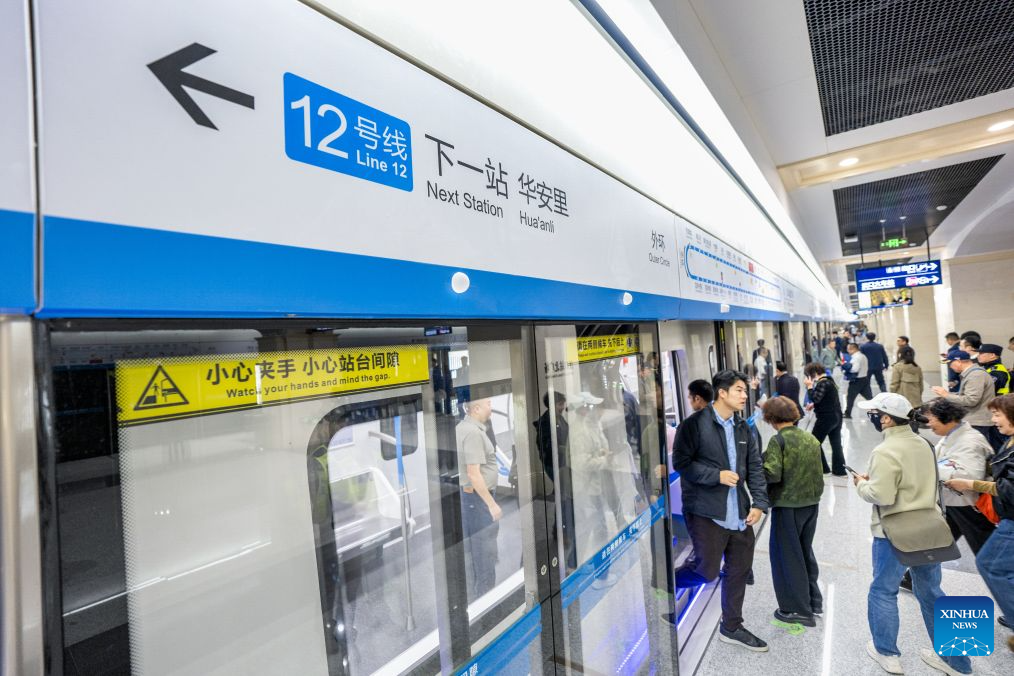 Orang menaiki tren Laluan Metro 12 di Wuhan, provinsi Hubei, tengah China, 29 Oktober 2026. (Xinhua/Xiao Yijiu)