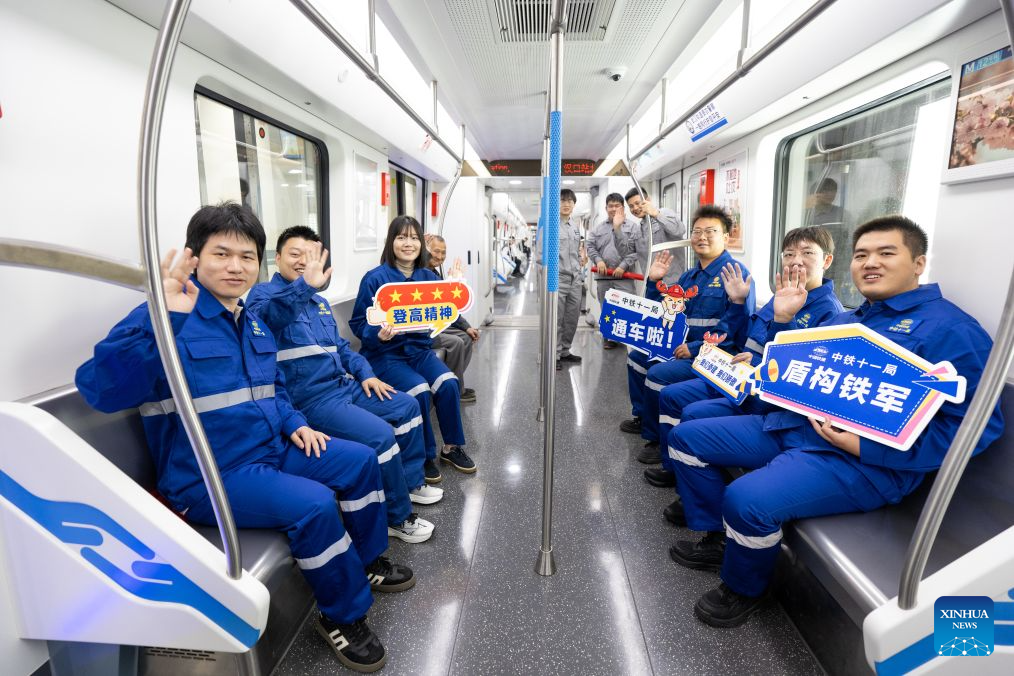 Pembina menaiki sebuah tren Laluan Metro 12 di Wuhan, provinsi Hubei, tengah China, 29 Oktober 2026. (Xinhua/Xiao Yijiu)