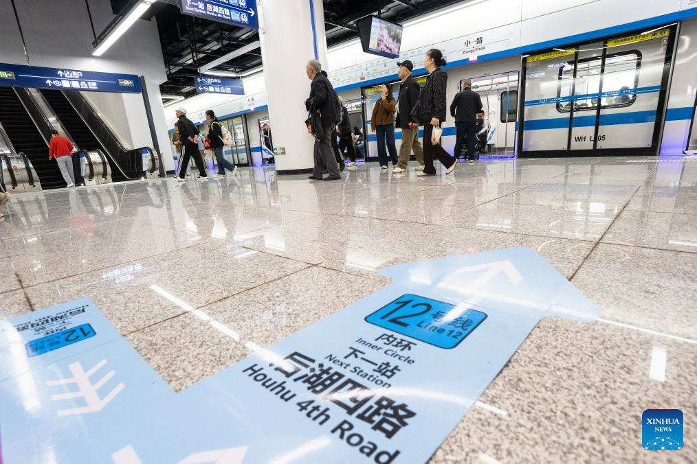 Penumpang di sebuah stesen Laluan Metro 12 di Wuhan, provinsi Hubei, tengah China, 29 Oktober 2026. (Xinhua/Xiao Yijiu)