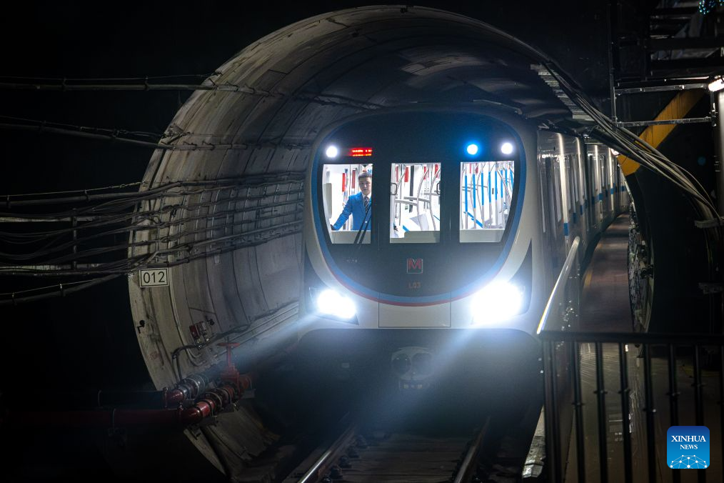 Sebuah tren Laluan Metro 12 tiba di sebuah stesen di Wuhan, provinsi Hubei, tengah China, 29 Oktober 2026. (Xinhua/Xiao Yijiu)