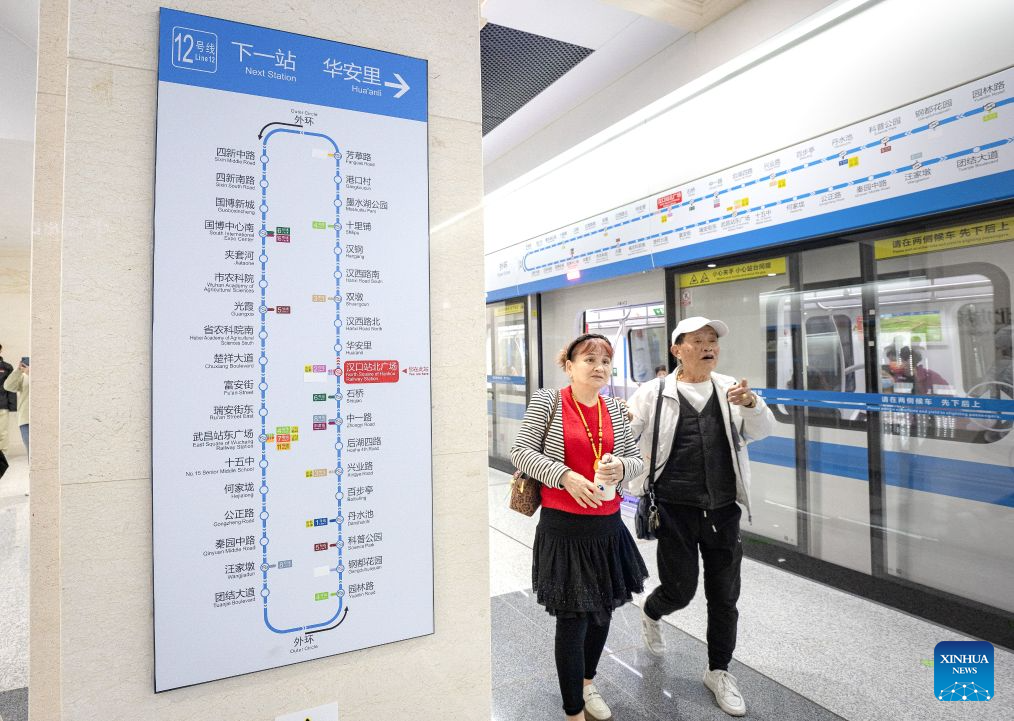 Penumpang di sebuah stesen Laluan Metro 12 di Wuhan, provinsi Hubei, tengah China, 29 Oktober 2026. (Xinhua/Xiao Yijiu)