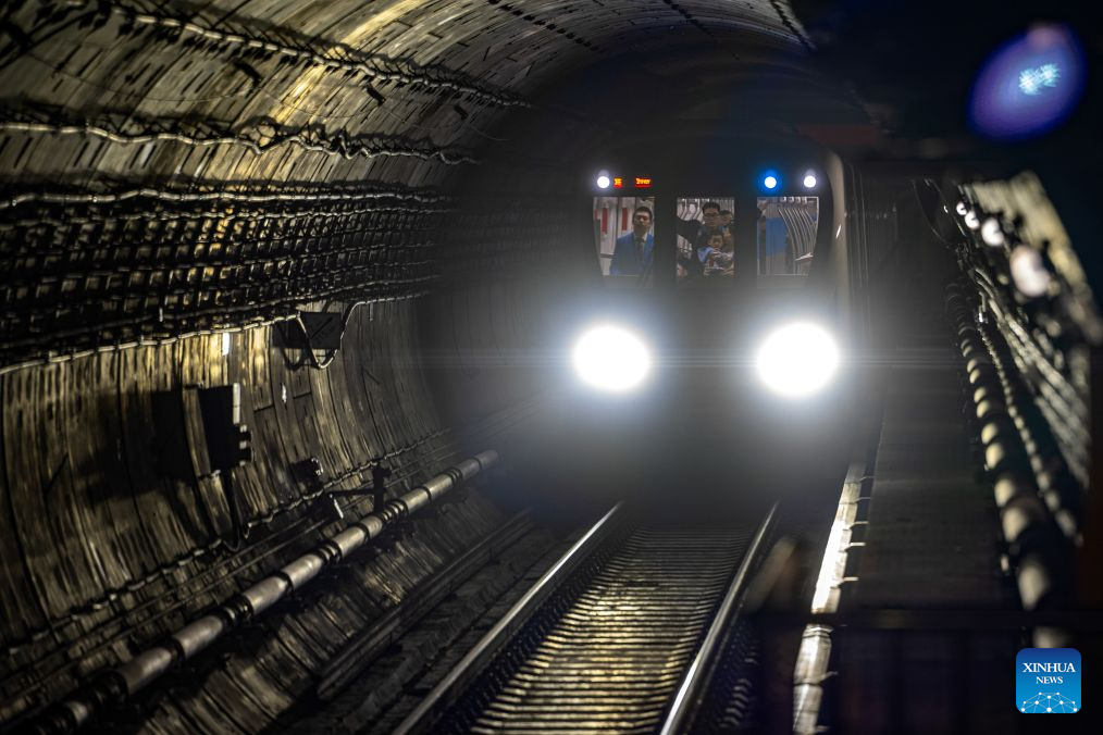 Sebuah tren bergerak di Laluan Metro 12 di Wuhan, provinsi Hubei, tengah China, 29 Oktober 2026. (Xinhua/Xiao Yijiu)