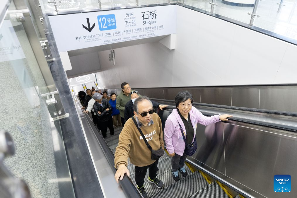Orang menggunakan eskalator di sebuah stesen Laluan Metro 12 di Wuhan, provinsi Hubei, tengah China, 29 Oktober 2026. (Xinhua/Xiao Yijiu)