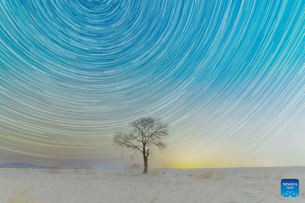 Foto komposit bertarikh 14 Januari 2026 ini menunjukkan pemandangan langit berbintang di kaunti Tangyuan, bandar Jiamusi, provinsi Heilongjiang, utara China. (Foto oleh Zhu Zongqiang/Xinhua)