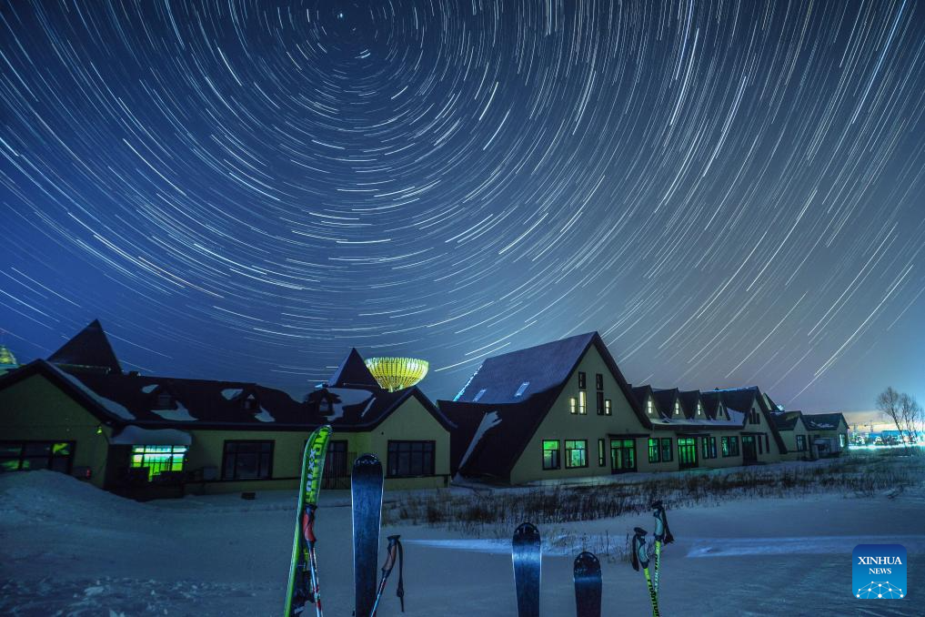 Foto komposit bertarikh 18 Januari 2026 ini menunjukkan pemandangan langit berbintang di Yabuli Ski Resort, provinsi Heilongjiang, utara China. (Foto oleh Zeng Dong/Xinhua)
