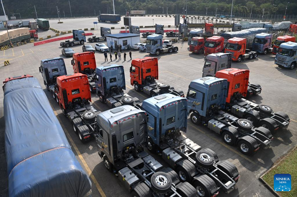 Kenderaan menunggu untuk melalui Pelabuhan Youyiguan atau Friendship Pass, di bandar Pingxiang, wilayah autonomi Zhuang Guangxi, selatan China, 28 Januari 2026. (Xinhua/Lu Boan)