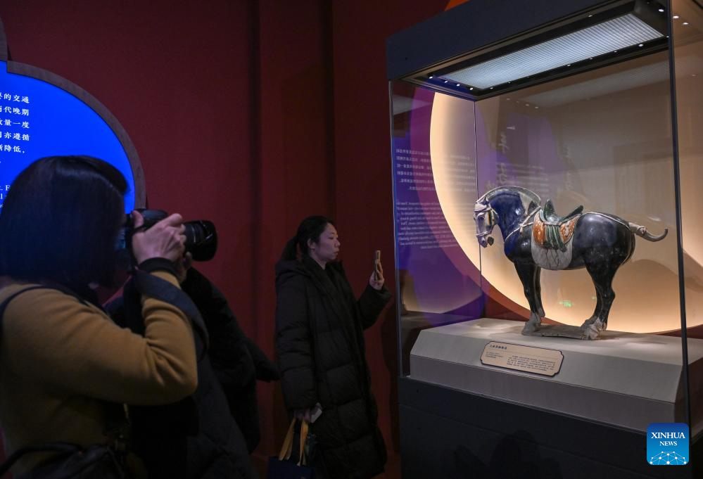 Orang ramai melihat barang pameran di sebuah pameran bertemakan Tahun Kuda di Muzium Negara China, Beijing, 29 Januari 2026. (Xinhua/Jin Liangkuai)