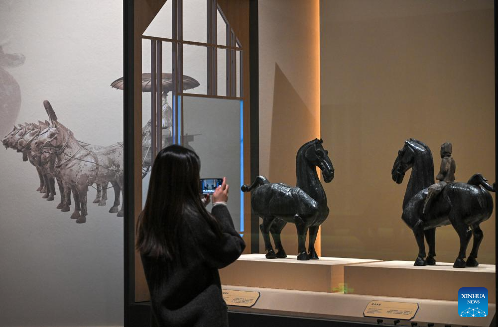 Seorang pelawat mengambil gambar di sebuah pameran bertemakan Tahun Kuda di Muzium Negara China, Beijing, 29 Januari 2026. (Xinhua/Jin Liangkuai)