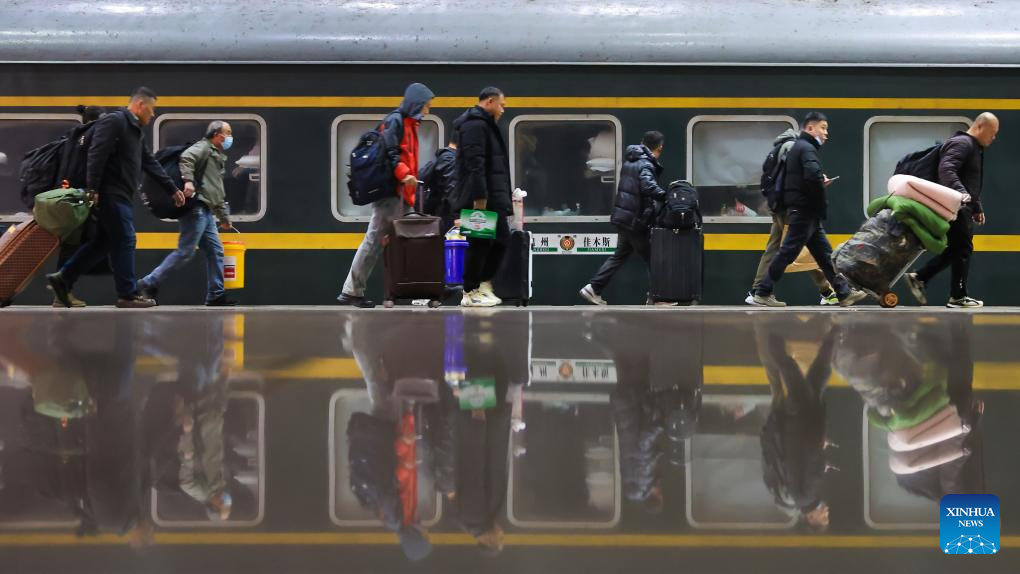 Penumpang menaiki sebuah kereta api di Stesen Kereta Api Nanjing, provinsi Jiangsu, timur China, 2 Februari 2026. (Yang Suping/Xinhua)