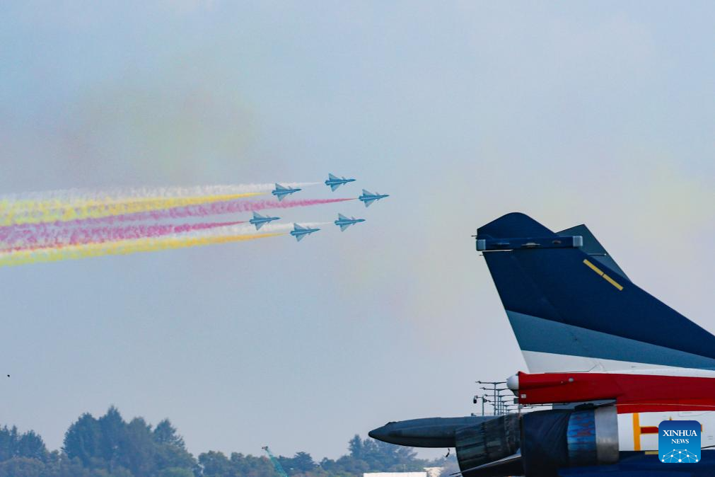 Pada 1 Februari 2026, pesawat milik Tim Aerobatik Bayi Angkatan Udara Tentera Pembebasan Rakyat (PLA) China telah menjalankan penerbangan pengesahan semasa pratonton media sebelum penganjuran edisi ke-10 Singapore Airshow. Pertunjukan udara itu akan berlangsung pada 3 hingga 8 Februari di Singapura. Penampilan kali ini merupakan yang pertama buat pasukan tersebut sejak edisi ketujuh pada Februari 2020. (Foto oleh Zhu Jianghai/Xinhua)