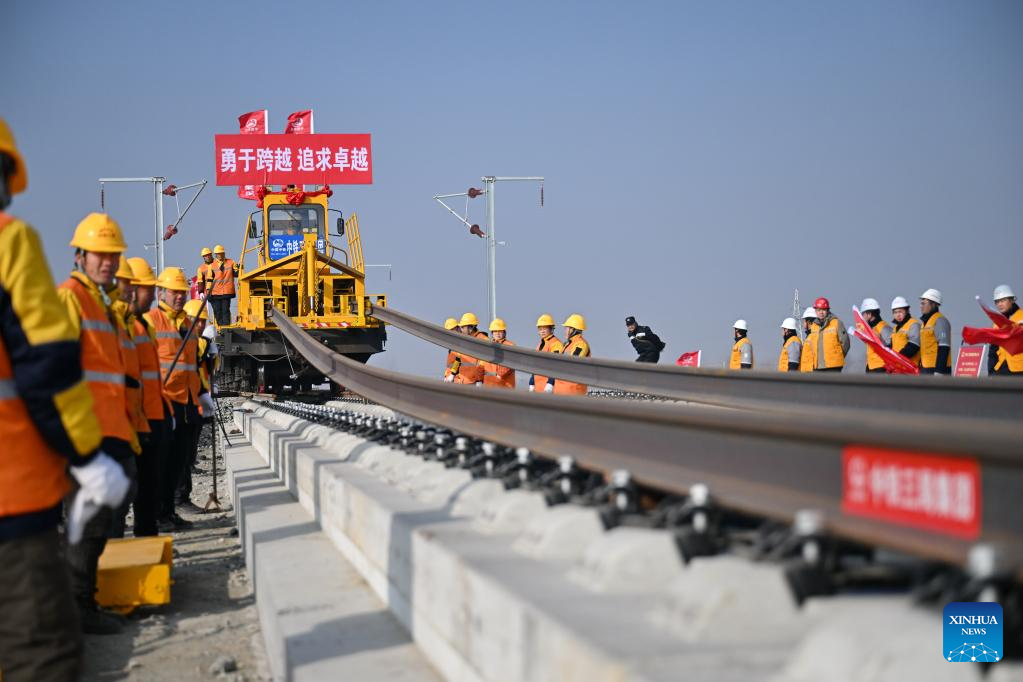 Pekerja bertugas di tapak pembinaan landasan kereta api berkelajuan tinggi Xiong'an-Xinzhou di Baoding, provinsi Hebei, utara China, 1 Februari 2026. (Xinhua/Mu Yu)