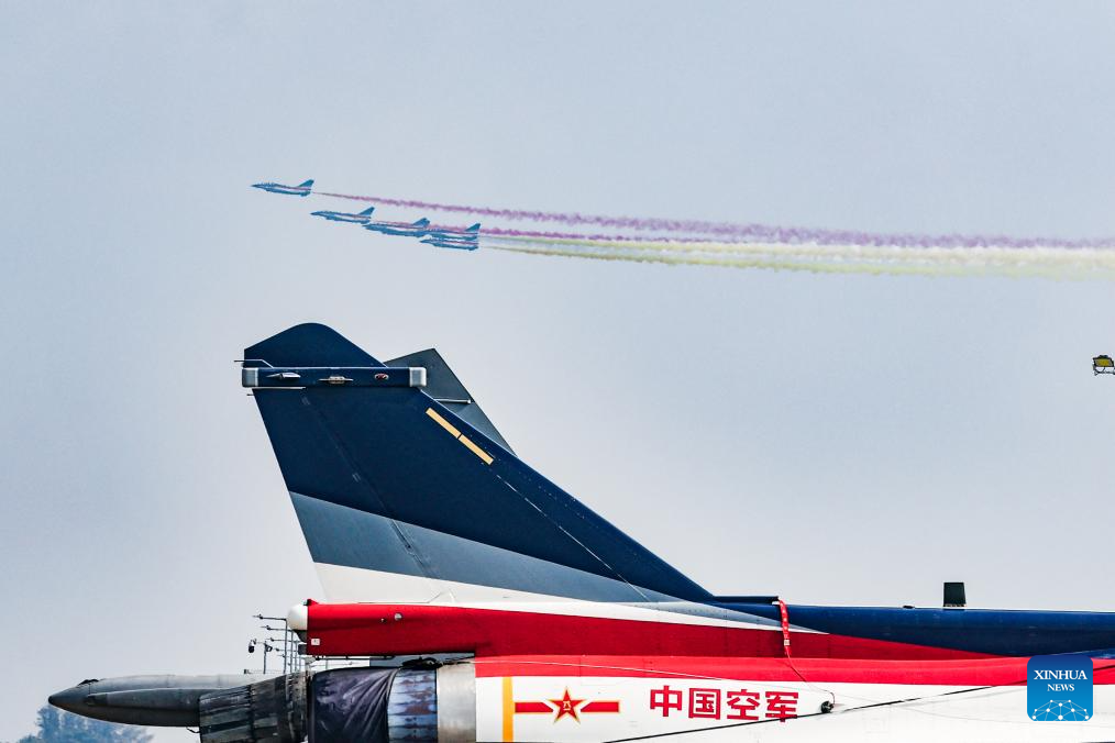 Pada 1 Februari 2026, pesawat milik Tim Aerobatik Bayi Angkatan Udara Tentera Pembebasan Rakyat (PLA) China telah menjalankan penerbangan pengesahan semasa pratonton media sebelum penganjuran edisi ke-10 Singapore Airshow. Pertunjukan udara itu akan berlangsung pada 3 hingga 8 Februari di Singapura. Penampilan kali ini merupakan yang pertama buat pasukan tersebut sejak edisi ketujuh pada Februari 2020. (Foto oleh Zhu Jianghai/Xinhua)