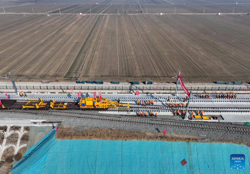 Foto dron ini menunjukkan pekerja bertugas di tapak pembinaan landasan kereta api berkelajuan tinggi Xiong'an-Xinzhou di Baoding, provinsi Hebei, utara China, 1 Februari 2026. (Xinhua/Mu Yu)