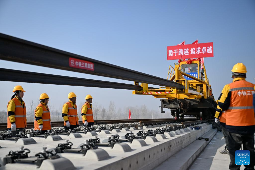 Pekerja bertugas di tapak pembinaan landasan kereta api berkelajuan tinggi Xiong'an-Xinzhou di Baoding, provinsi Hebei, utara China, 1 Februari 2026. (Xinhua/Mu Yu)