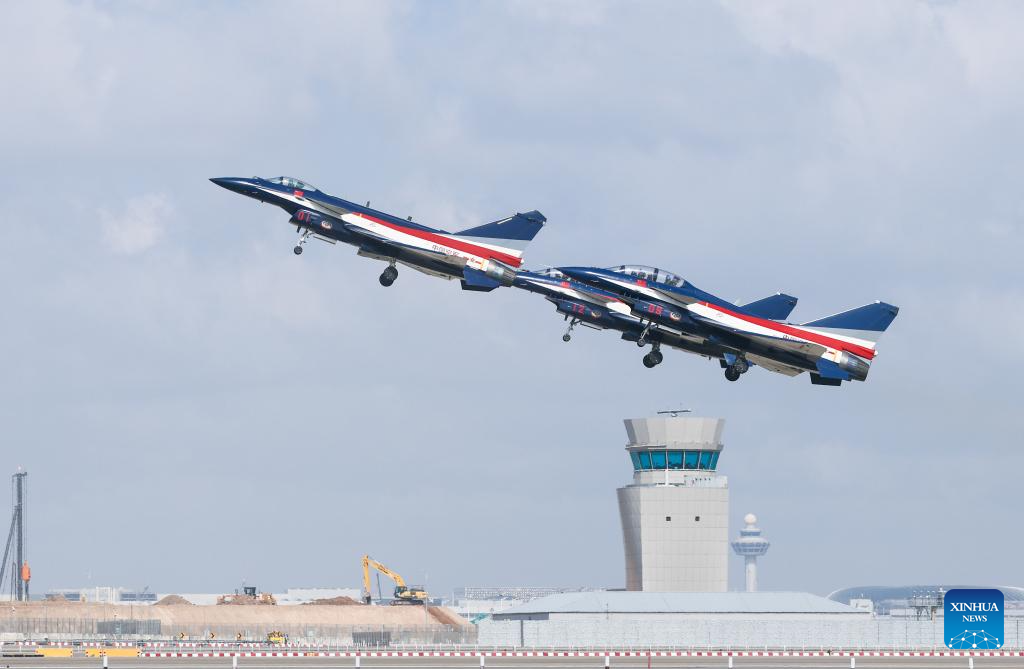 Pada 1 Februari 2026, pesawat milik Tim Aerobatik Bayi Angkatan Udara Tentera Pembebasan Rakyat (PLA) China telah menjalankan penerbangan pengesahan semasa pratonton media sebelum penganjuran edisi ke-10 Singapore Airshow. Pertunjukan udara itu akan berlangsung pada 3 hingga 8 Februari di Singapura. Penampilan kali ini merupakan yang pertama buat pasukan tersebut sejak edisi ketujuh pada Februari 2020. (Foto oleh Zhu Jianghai/Xinhua)