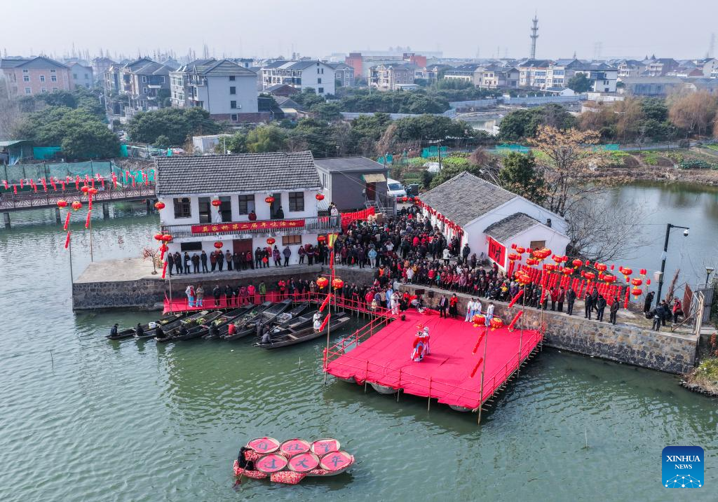 Foto dron menunjukkan penduduk menonton persembahan opera pekan air tradisional di kampung Mojiaqiao, Hangzhou, provinsi Zhejiang, timur China, 2 Februari 2026. (Xinhua/Xu Yu)