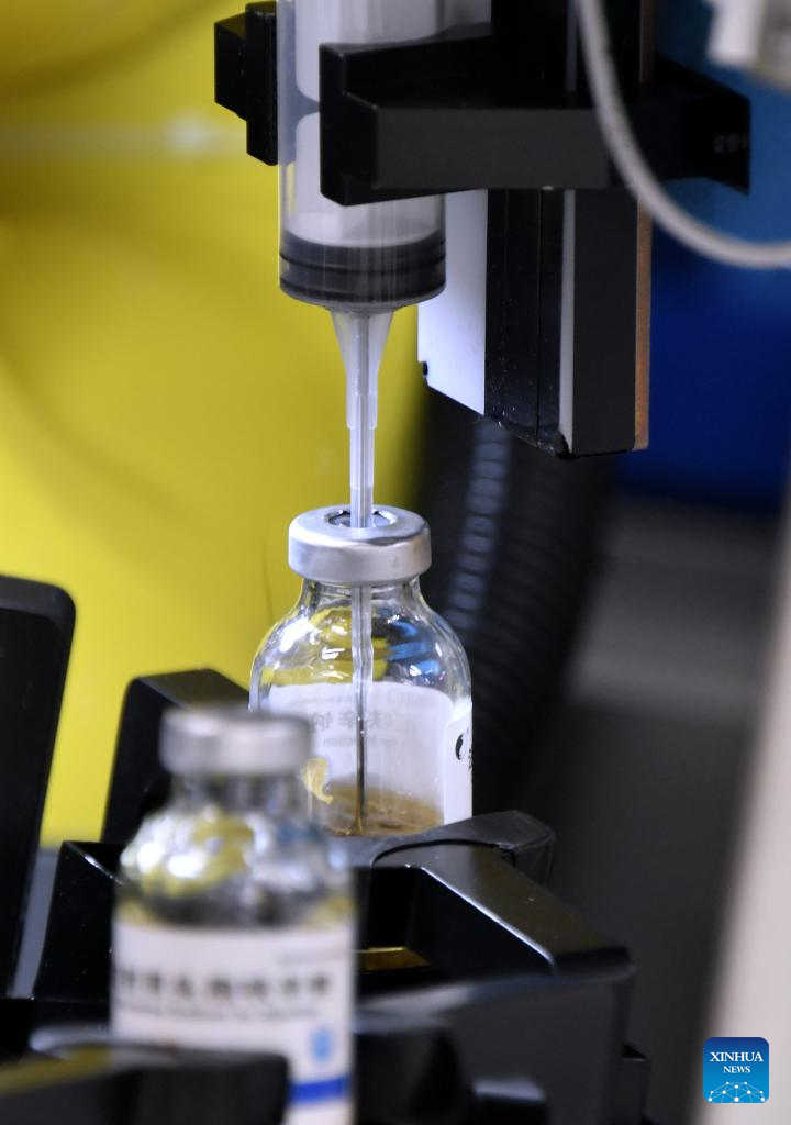 Sebuah sistem robot penyebatian ubat intravena automatik menjalankan tugas di Hospital Anzhen Beijing cawangan Tongzhou, di ibu negara China, 3 Februari 2026. (Xinhua/Li Xin)