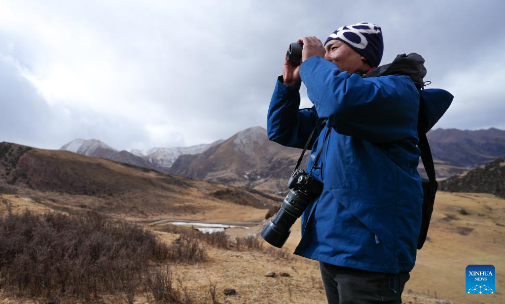 Tseten membuat rondaan di pekan Angsai, kaunti Zaduo, daerah autonomi Tibet Yushu, provinsi Qinghai, barat laut China, 29 Januari 2026. (Xinhua/Qi Zhiyue)