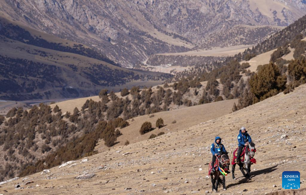 Tseten (kanan) dan Kunga membuat rondaan di pekan Angsai, kaunti Zaduo, daerah autonomi Tibet Yushu, provinsi Qinghai, barat laut China, 29 Januari 2026. (Xinhua/Qi Zhiyue)