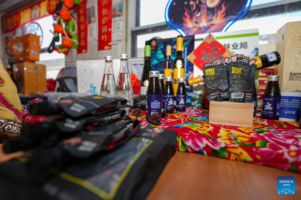 Foto bertarikh 4 Februari 2026 ini memaparkan keluaran istimewa tempatan yang dijual di sebuah “bazar dalam tren” di provinsi Heilongjiang, timur laut China. (Xinhua/Wang Song)