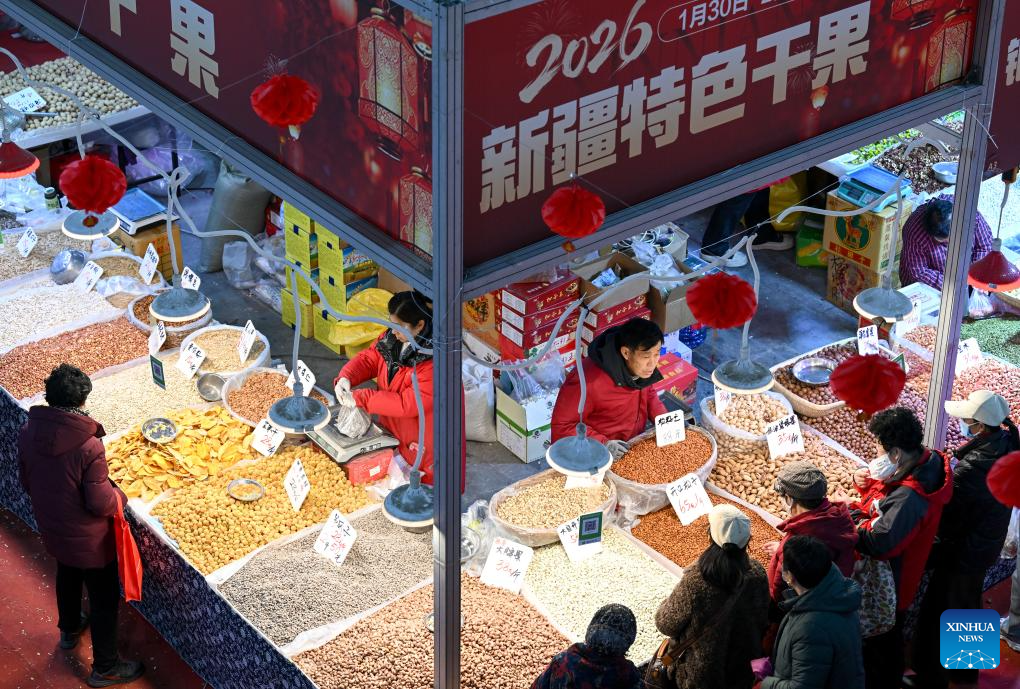 Orang ramai membeli-belah di sebuah bazar yang menjual barangan Tahun Baharu Cina di bandar Yinchuan, wilayah autonomi Hui Ningxia, barat laut China, 5 Februari 2026. (Feng Kaihua/Xinhua)