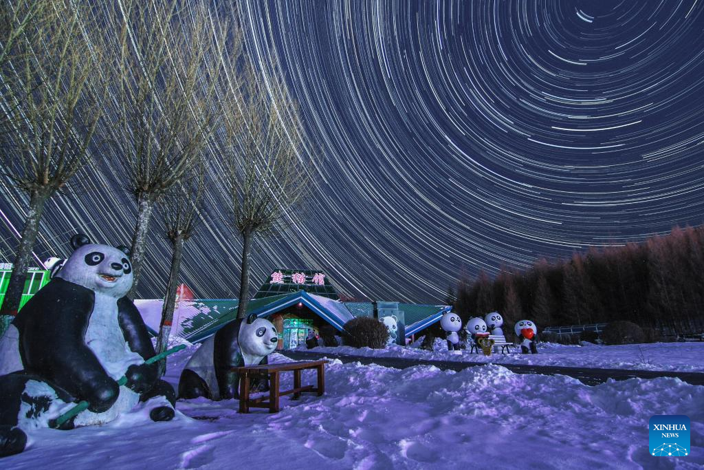 Foto komposit yang diambil pada 9 Disember 2026 ini memaparkan pemandangan langit berbintang di Resort Ski Yabuli, provinsi Heilongjiang, timur laut China. (Foto oleh Zeng Dong/Xinhua)
