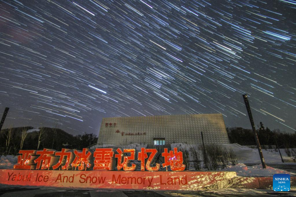 Foto komposit yang diambil pada 22 Januari 2026 ini memaparkan pemandangan langit berbintang di Resort Ski Yabuli, provinsi Heilongjiang, timur laut China. (Foto oleh Zeng Dong/Xinhua)