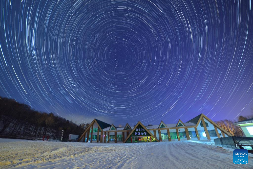 Foto komposit yang diambil pada 13 Disember 2026 ini memaparkan pemandangan langit berbintang di Resort Ski Yabuli, provinsi Heilongjiang, timur laut China. (Foto oleh Zeng Dong/Xinhua)