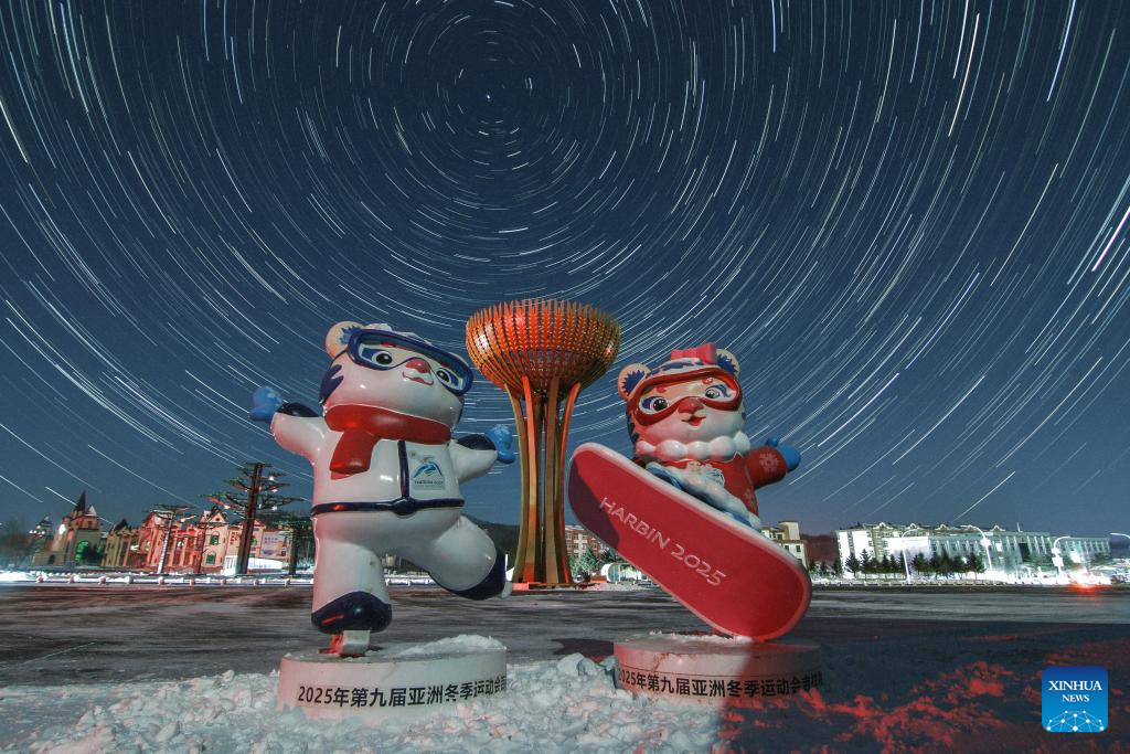 Foto komposit yang diambil pada 7 Februari 2026 ini memaparkan pemandangan langit berbintang di Resort Ski Yabuli, provinsi Heilongjiang, timur laut China. (Foto oleh Zeng Dong/Xinhua)