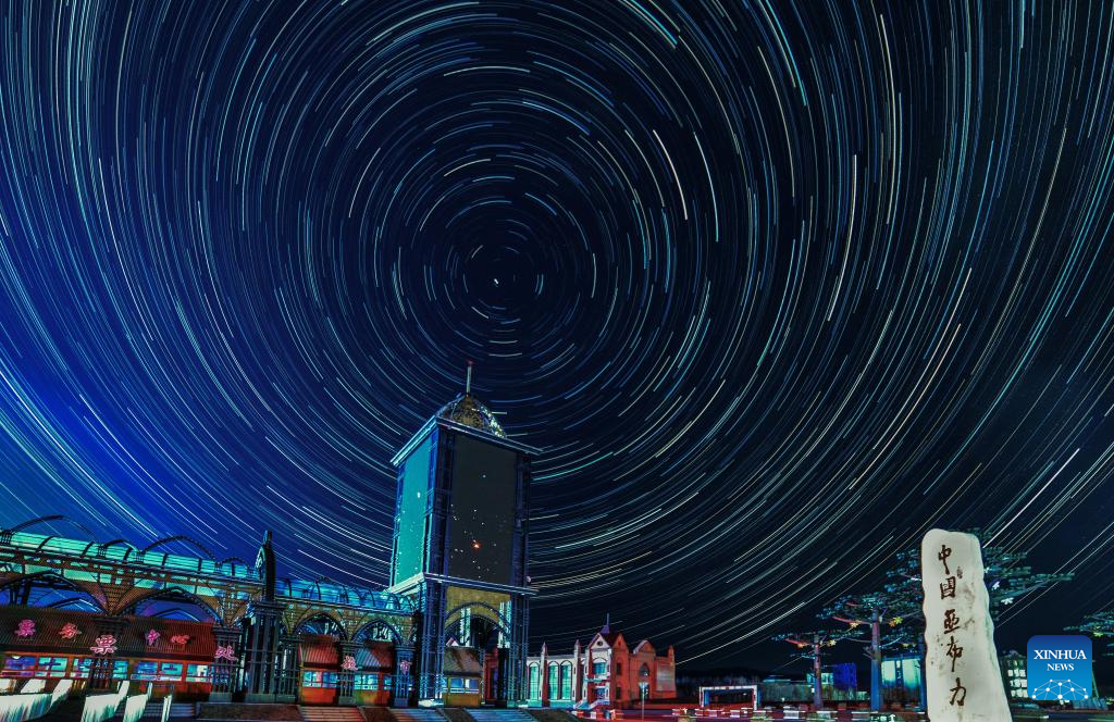 Foto komposit yang diambil pada 13 Disember 2026 ini memaparkan pemandangan langit berbintang di Resort Ski Yabuli, provinsi Heilongjiang, timur laut China. (Foto oleh Zeng Dong/Xinhua)