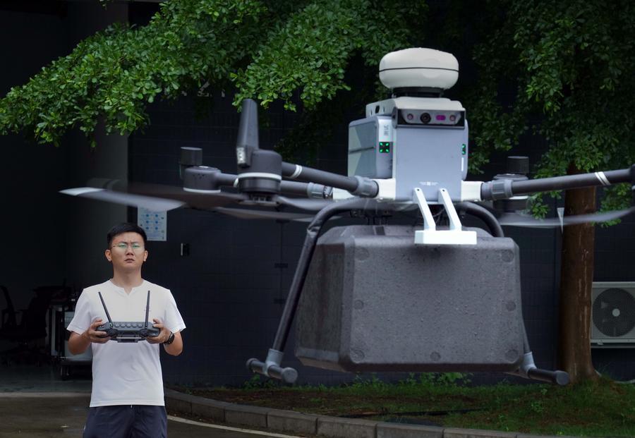 Seorang kakitangan menguji UAV di pangkalan United Aircraft Group di Shenzhen, provinsi Guangdong, selatan China, 26 Jun 2025. (Xinhua/Li An)
