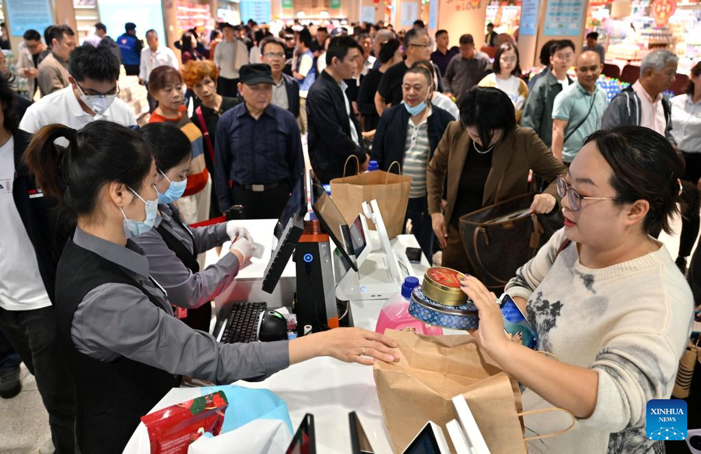 Pelanggan memilih barang di sebuah kedai barangan pengguna harian bebas cukai khas untuk penduduk tempatan dibuka di Haikou, provinsi Hainan, selatan China, 11 Februari 2026. (Xinhua/Guo Cheng)