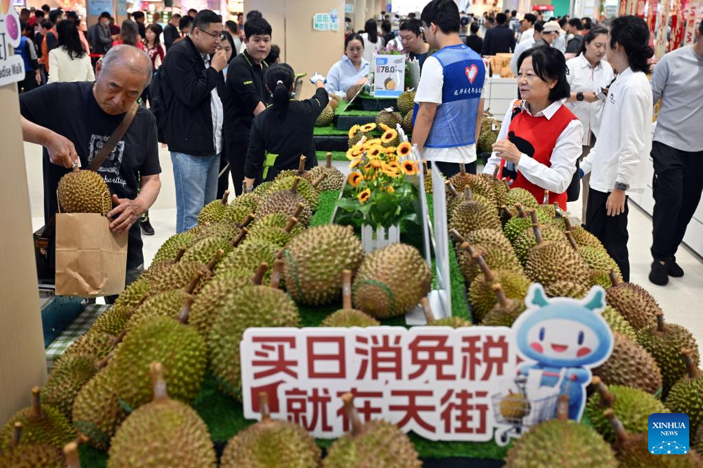 Pelanggan memilih barang di sebuah kedai barangan pengguna harian bebas cukai khas untuk penduduk tempatan dibuka di Haikou, provinsi Hainan, selatan China, 11 Februari 2026. (Xinhua/Zhang Liyun)
