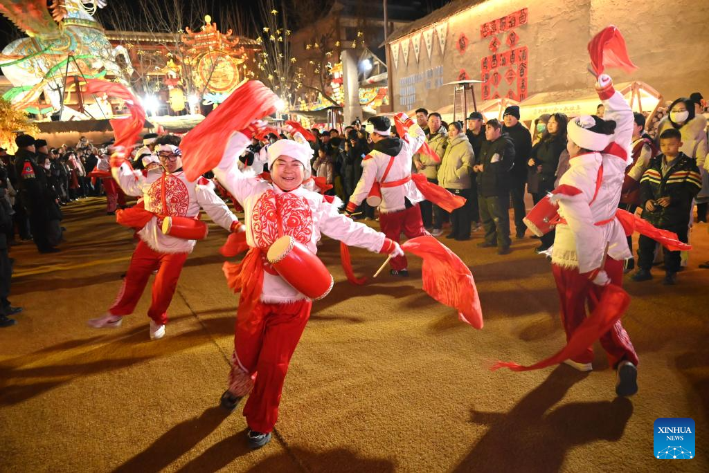 Pelancong menonton persembahan gendang pinggang di sebuah pasar malam di Dunhuang, provinsi Gansu, barat laut China, 12 Februari 2026. (Zhang Xiaoliang/Xinhua)