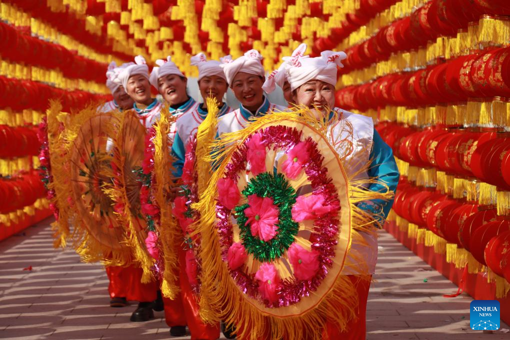 Artis membuat raptai persembahan Tahun Baharu di Anyang, provinsi Henan, tengah China, 13 Februari 2026. (Liu Xiaokun/Xinhua)