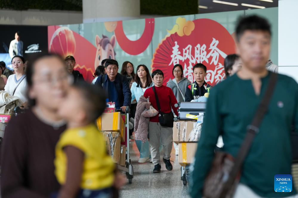 Penumpang keluar dari balai ketibaan Terminal 2 Lapangan Terbang Antarabangsa Baiyun Guangzhou, provinsi Guangdong, selatan China, 23 Februari 2026. (Xinhua/Wu Lu)