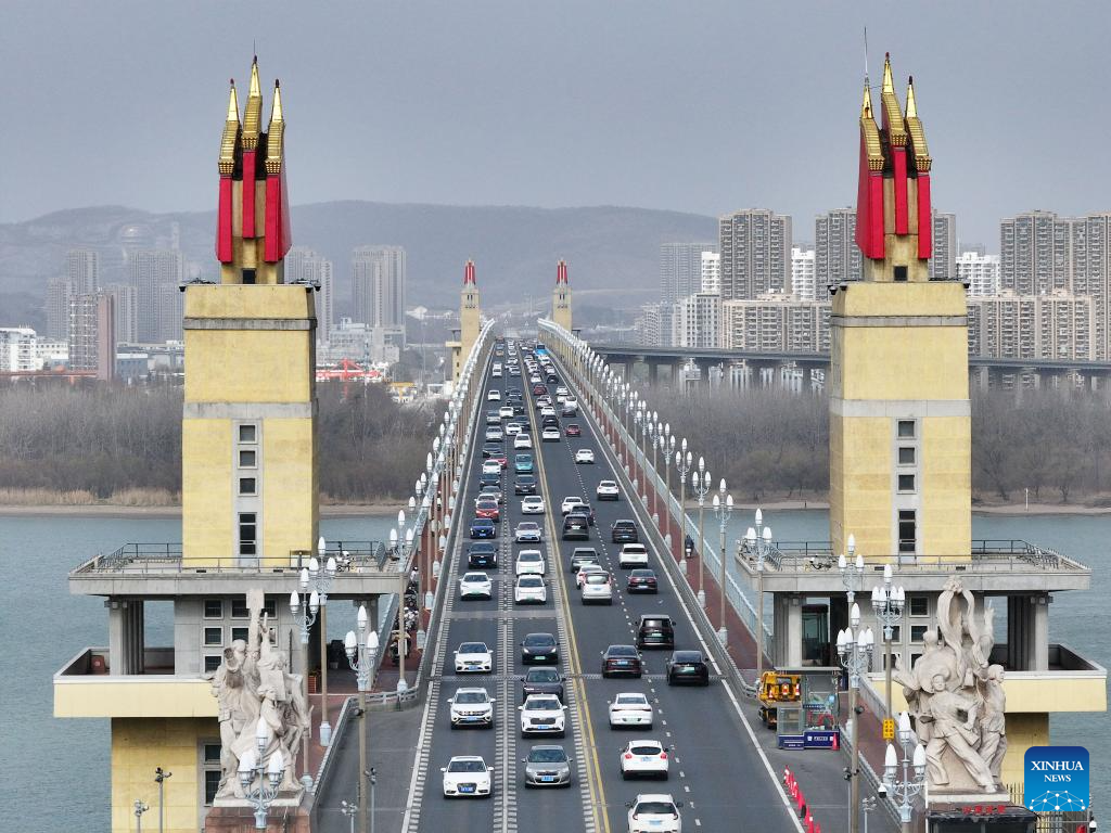 Foto dron bertarikh 23 Februari 2026 ini menunjukkan aliran trafik di Jambatan Sungai Yangtze Nanjing, provinsi Jiangsu, timur China. (Xinhua/Liu Jianhua)
