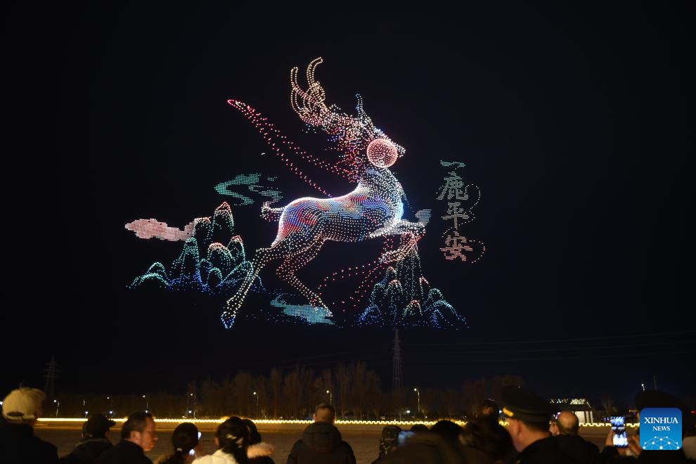 Orang ramai menonton pertunjukan dron di sebuah destinasi peranginan di Dunhuang, provinsi Gansu, barat laut China, 22 Februari 2026. (Foto oleh Gao Hongshan/Xinhua)